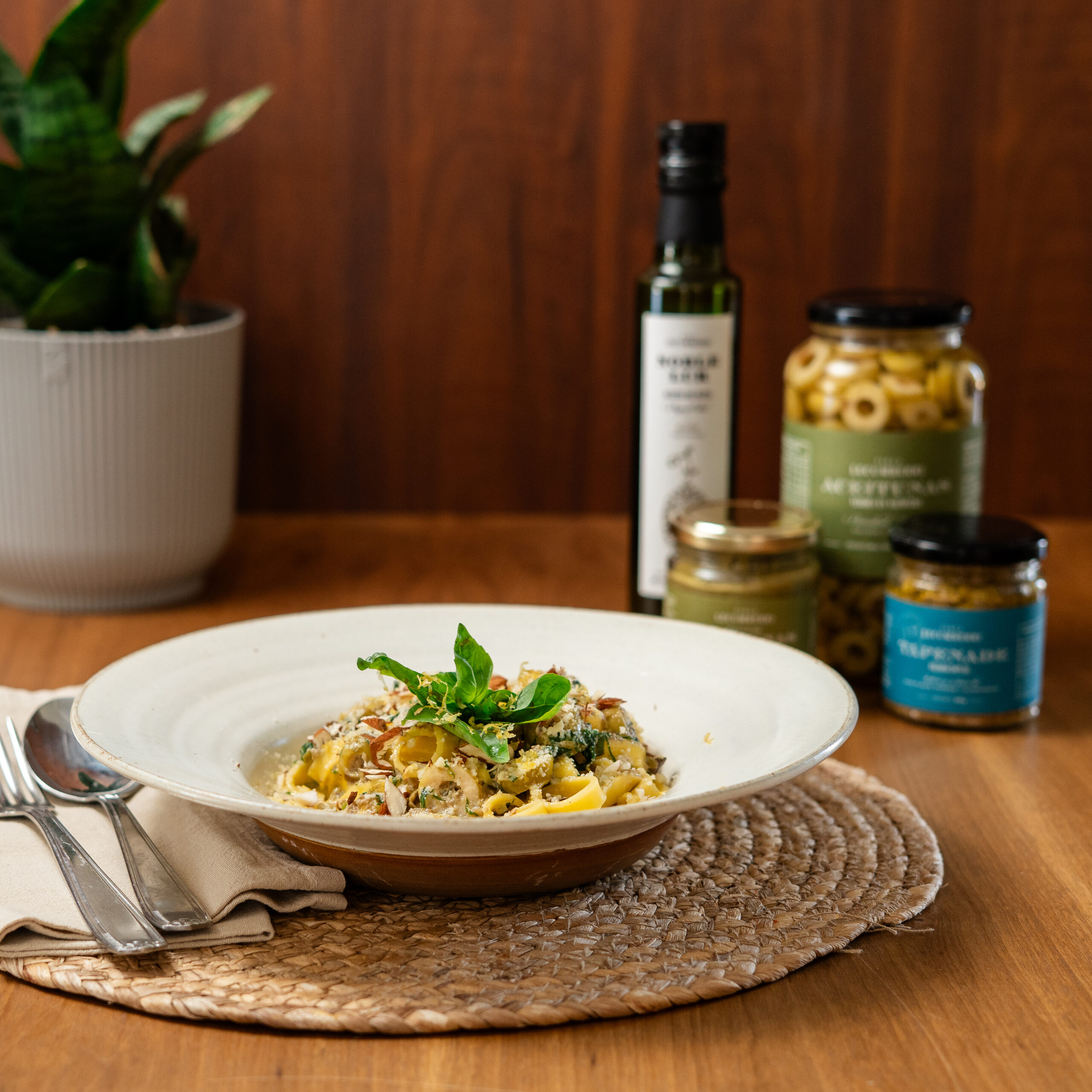 Tagliatelle con pasta de aceituna verde, limón y almendras tostadas