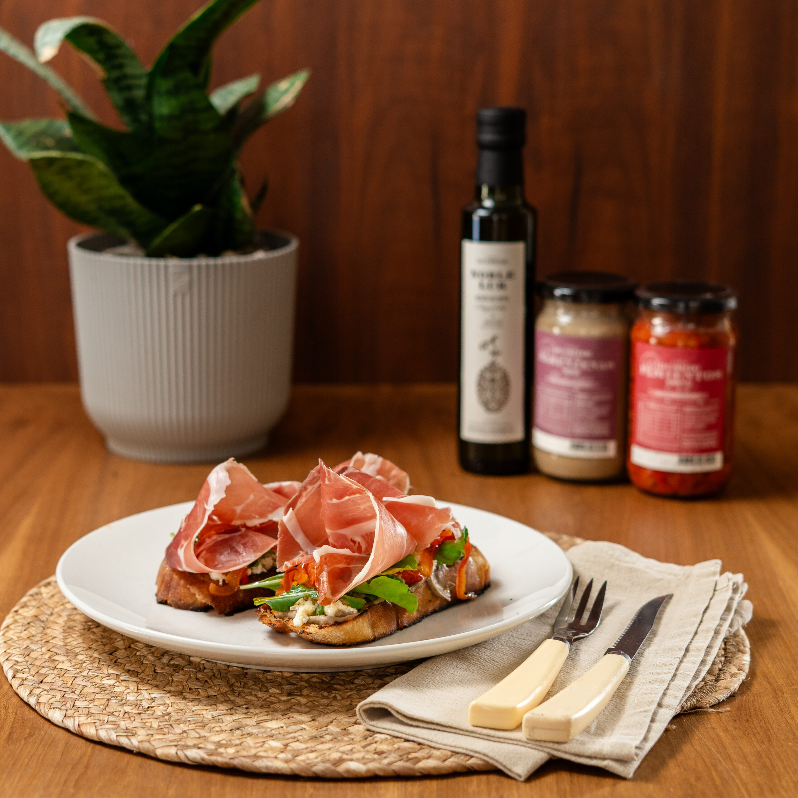 Tostón tibio de puré berenjena y pimientos agridulces Lecumberri, ricota de cabra y miel de jarilla