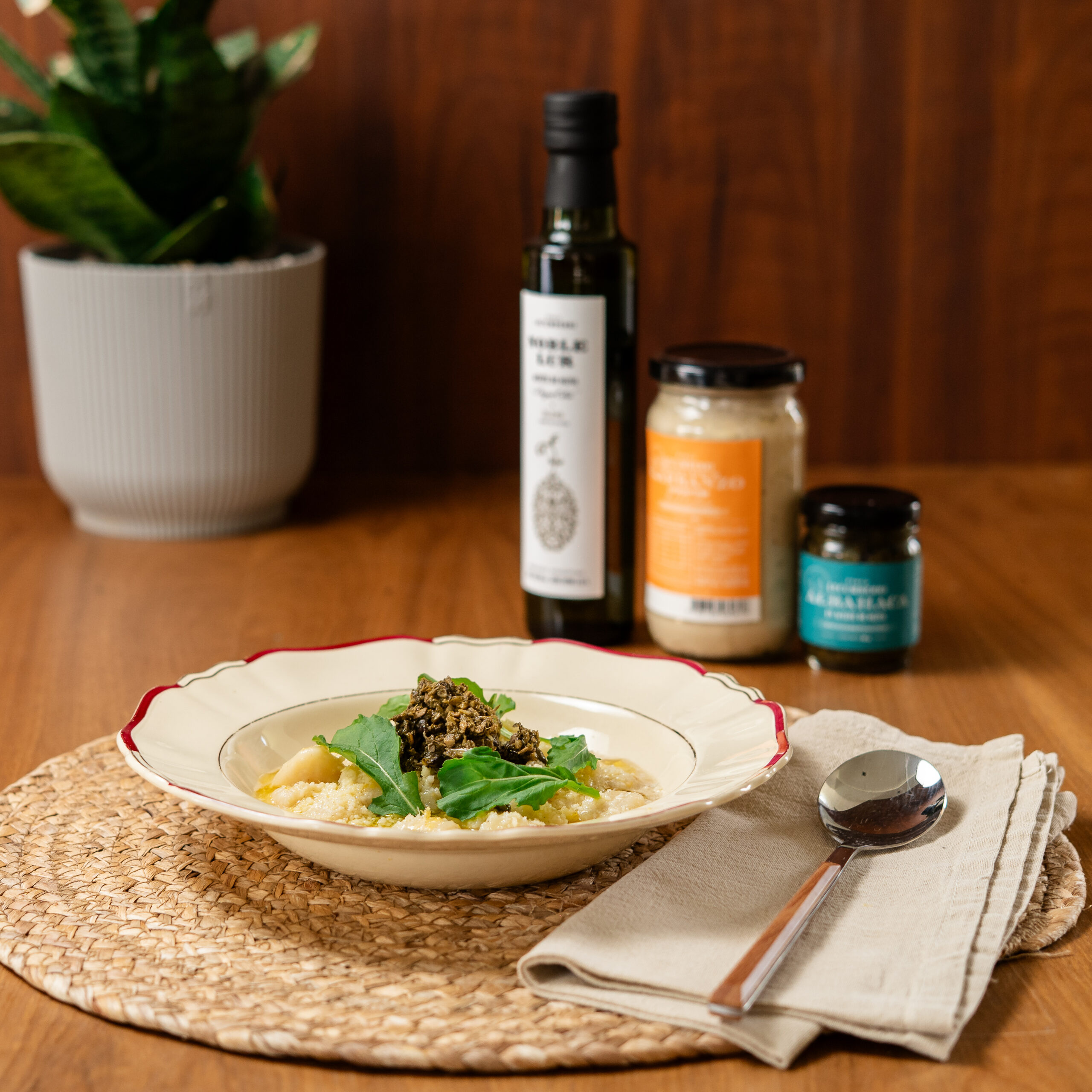 Ñoquis dorados con crema tibia de pasta de garbanzos, limón y romero